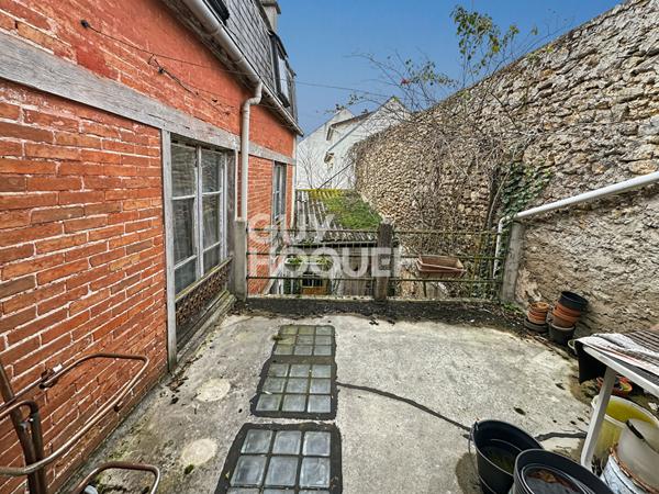 MUR de commerce plus appartement . Plein centre de Tournan-en-Brie.