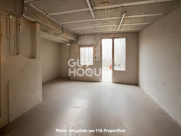 MUR de commerce plus appartement . Plein centre de Tournan-en-Brie.