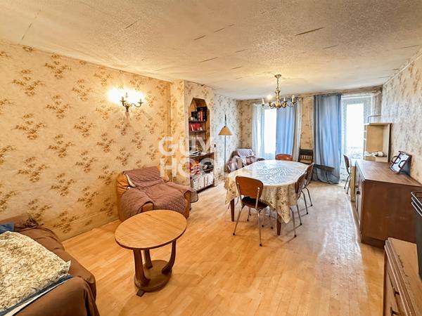 MUR de commerce plus appartement . Plein centre de Tournan-en-Brie.