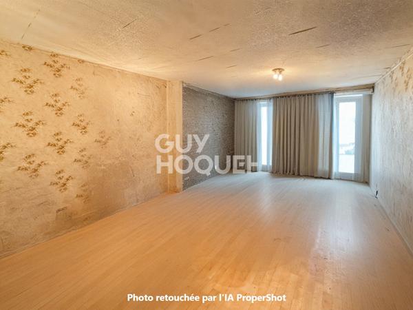 MUR de commerce plus appartement . Plein centre de Tournan-en-Brie.