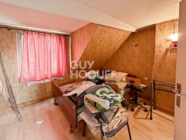 MUR de commerce plus appartement . Plein centre de Tournan-en-Brie.