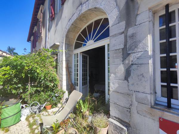 Charmante maison familiale datant de 1860, située dans une ville historique proche de la côte atlantique.