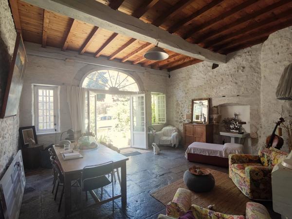Charmante maison familiale datant de 1860, située dans une ville historique proche de la côte atlantique.