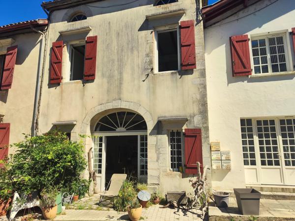 Charmante maison familiale datant de 1860, située dans une ville historique proche de la côte atlantique.