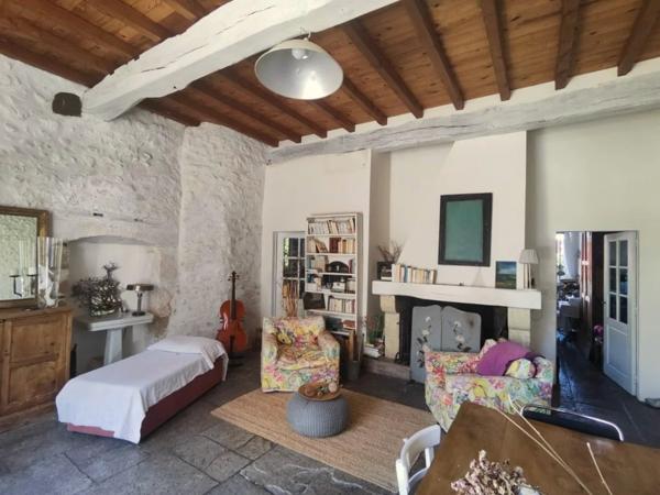 Charmante maison familiale datant de 1860, située dans une ville historique proche de la côte atlantique.