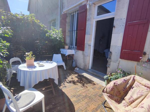 Charmante maison familiale datant de 1860, située dans une ville historique proche de la côte atlantique.