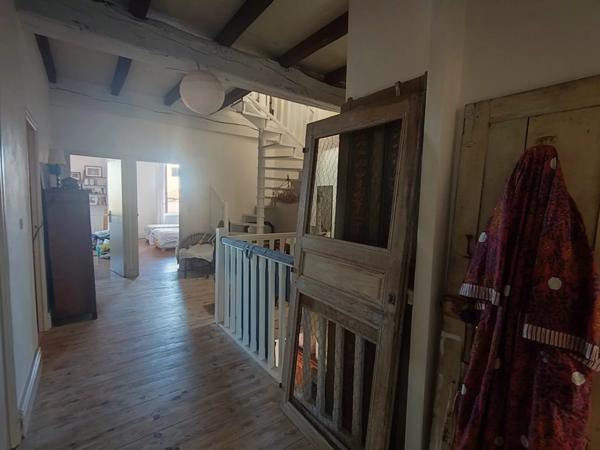 Charmante maison familiale datant de 1860, située dans une ville historique proche de la côte atlantique.