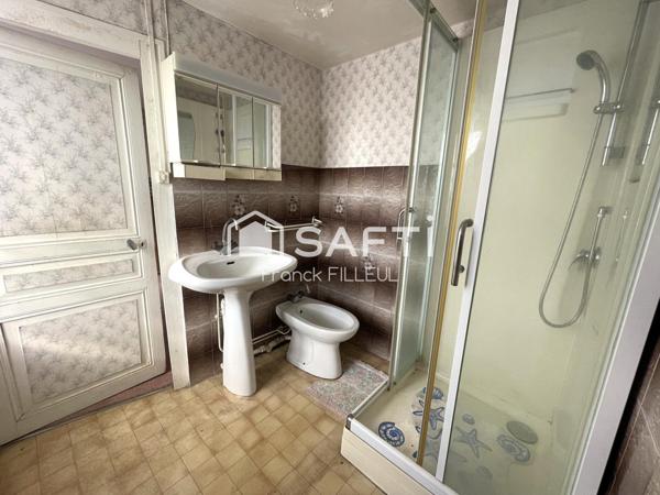 Jolie maison ancienne avec garage, cadre de rêve!