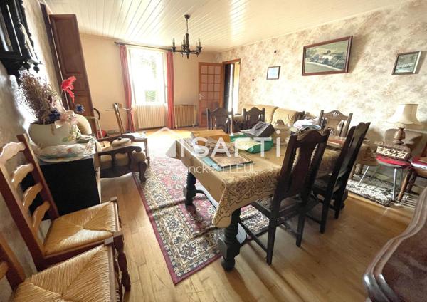 Jolie maison ancienne avec garage, cadre de rêve!