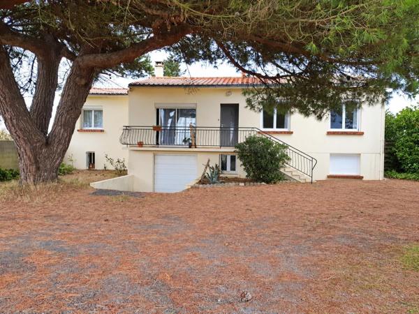 A 4 KM DE LA PLAGE, PROPRIETE AVEC GRAND TERRAIN  & DEPENDANCE