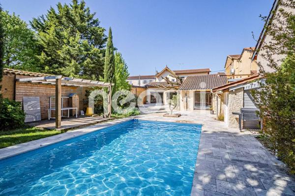 Maison de caractère rénovée avec jardin, piscine et garage