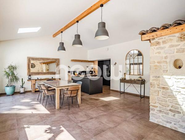 Maison de caractère rénovée avec jardin, piscine et garage