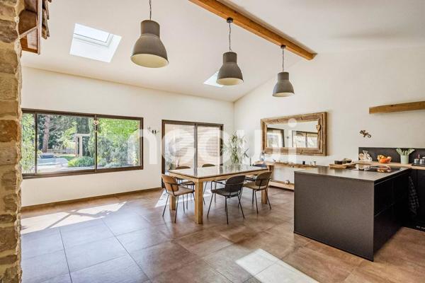 Maison de caractère rénovée avec jardin, piscine et garage