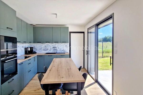 Idéalement située sur la commune de Cornillé, à seulement 5 minutes de l'axe Rennes-Paris, à proximité immédiate des écoles et des commodités, venez découvrir cette superbe maison contemporaine de 2024. Offrant des prestations soignées et un agencement optimal, elle constitue le cadre de vie idéal pour une famille à la recherche de confort et de modernité. Édifiée sur un terrain entièrement clos de 361 m²,  À l'extérieur : Les baies vitrées prolongent la pièce de vie vers une terrasse privative exposée plein Sud, un véritable écrin de sérénité pour vos moments de détente. Cette maison lumineuse et fonctionnelle saura vous séduire dès le seuil franchi par ses volumes généreux et son design épuré. Un vaste salon-séjour baigné de lumière naturelle grâce à de larges ouvertures. Une magnifique cuisine ouverte, entièrement aménagée et équipée avec des matériaux de standing. Une véritable suite parentale privative avec dressing et salle d'eau. Une buanderie fonctionnelle, un WC indépendant et un garage attenant.
À l'étage :Une mezzanine lumineuse (idéale pour un espace bureau ou lecture); trois belles chambres accueillantes et une salle de bain familiale et un WC indépendant.
 Les "+" qui font la différence :
Une construction récente (2024) aux dernières normes, très économe en énergie.
Aucun travail à prévoir : il ne vous reste plus qu'à poser vos valises !
Une opportunité rare sur le secteur. Contactez-nous dès aujourd'hui pour organiser une visite !