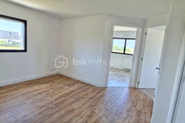 Idéalement située sur la commune de Cornillé, à seulement 5 minutes de l'axe Rennes-Paris, à proximité immédiate des écoles et des commodités, venez découvrir cette superbe maison contemporaine de 2024. Offrant des prestations soignées et un agencement optimal, elle constitue le cadre de vie idéal pour une famille à la recherche de confort et de modernité. Édifiée sur un terrain entièrement clos de 361 m²,  À l'extérieur : Les baies vitrées prolongent la pièce de vie vers une terrasse privative exposée plein Sud, un véritable écrin de sérénité pour vos moments de détente. Cette maison lumineuse et fonctionnelle saura vous séduire dès le seuil franchi par ses volumes généreux et son design épuré. Un vaste salon-séjour baigné de lumière naturelle grâce à de larges ouvertures. Une magnifique cuisine ouverte, entièrement aménagée et équipée avec des matériaux de standing. Une véritable suite parentale privative avec dressing et salle d'eau. Une buanderie fonctionnelle, un WC indépendant et un garage attenant.
À l'étage :Une mezzanine lumineuse (idéale pour un espace bureau ou lecture); trois belles chambres accueillantes et une salle de bain familiale et un WC indépendant.
 Les "+" qui font la différence :
Une construction récente (2024) aux dernières normes, très économe en énergie.
Aucun travail à prévoir : il ne vous reste plus qu'à poser vos valises !
Une opportunité rare sur le secteur. Contactez-nous dès aujourd'hui pour organiser une visite !