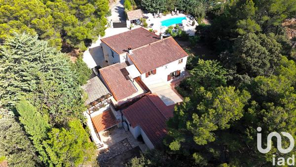 Maison traditionnelle 10 pièces de 235 m² à Flayosc (83780)