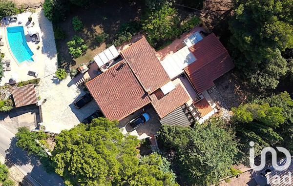 Maison traditionnelle 10 pièces de 235 m² à Flayosc (83780)