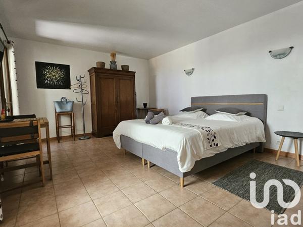 Maison traditionnelle 10 pièces de 235 m² à Flayosc (83780)