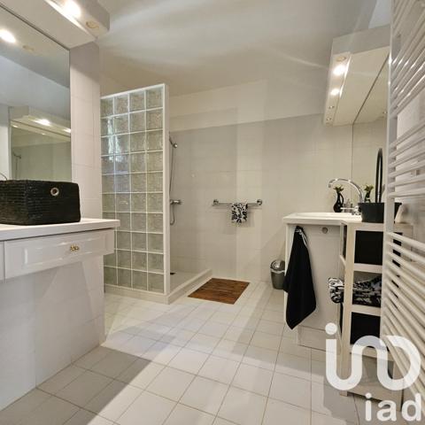 Maison traditionnelle 10 pièces de 235 m² à Flayosc (83780)