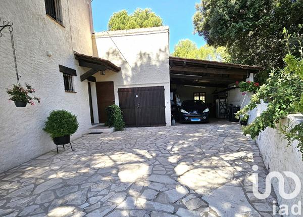 Maison traditionnelle 10 pièces de 235 m² à Flayosc (83780)