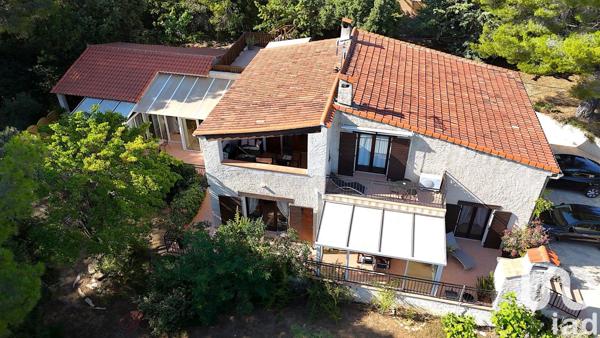 Maison traditionnelle 10 pièces de 235 m² à Flayosc (83780)