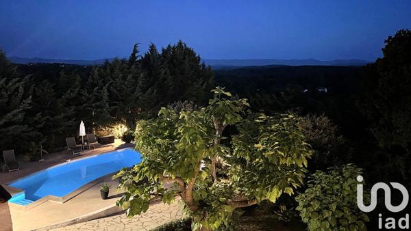 Maison traditionnelle 10 pièces de 235 m² à Flayosc (83780)