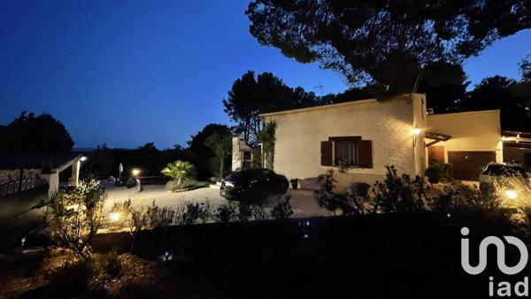 Maison traditionnelle 10 pièces de 235 m² à Flayosc (83780)