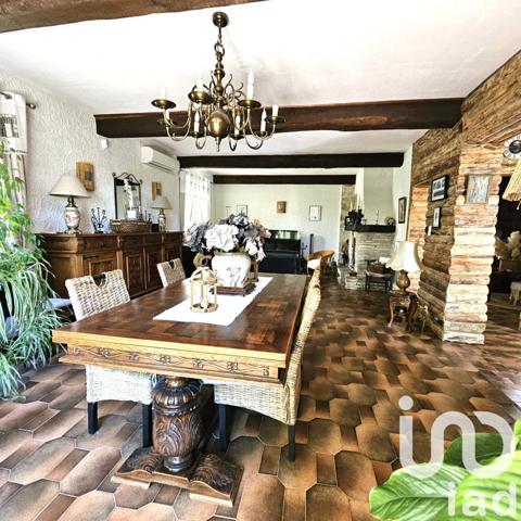 Maison traditionnelle 10 pièces de 235 m² à Flayosc (83780)