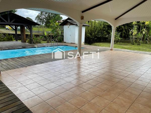 VILLA F5 AVEC PISCINE ET CARBET