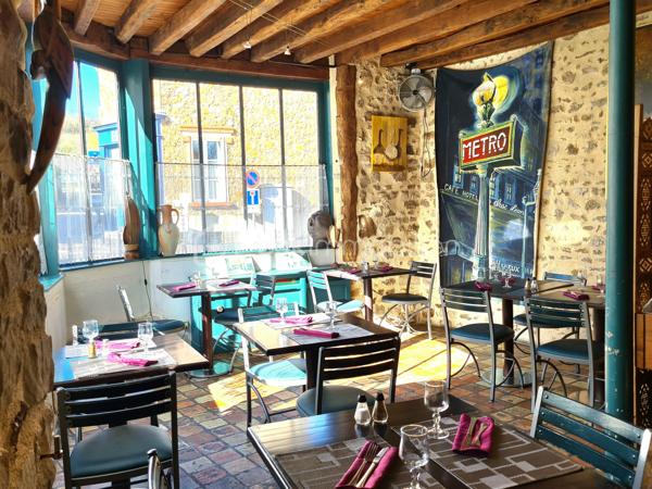 Cette crêperie pleine de charme et de caractère offre une opportunité rare de reprise dans un cadre agréable et recherché. Niché dans un environnement convivial, cet établissement séduit par son atmosphère chaleureuse et son cachet authentique qui en font un lieu apprécié des habitants locaux et des communes environnantes ainsi que les nombreux visiteurs venus découvrir le Château de Chamarande, situé à quelques pas. Proche également de la gare, sa situation constitue un véritable atout. La commune de Chamarande est reconnue pour son domaine départemental attirant promeneurs et amateurs de culture ainsi que de nombreux randonneurs
Vous y trouverez une surface d’environ 100 m² (+cave et terrasse). Composé d’une salle de restauration, d’un coin sanitaire, d’une cuisine équipée, local de rangement et une cave,
L’établissement se prête à la poursuite d’une activité de restauration, tout en laissant la possibilité de développer un autre concept culinaire. Il y a un gros potentiel de développement. 
Une belle opportunité pour donner vie à votre projet dans un environnement privilégié.