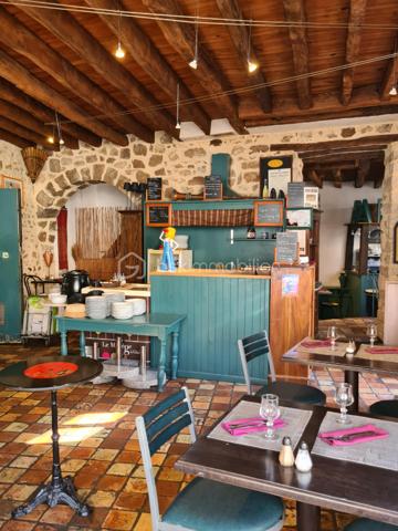 Cette crêperie pleine de charme et de caractère offre une opportunité rare de reprise dans un cadre agréable et recherché. Niché dans un environnement convivial, cet établissement séduit par son atmosphère chaleureuse et son cachet authentique qui en font un lieu apprécié des habitants locaux et des communes environnantes ainsi que les nombreux visiteurs venus découvrir le Château de Chamarande, situé à quelques pas. Proche également de la gare, sa situation constitue un véritable atout. La commune de Chamarande est reconnue pour son domaine départemental attirant promeneurs et amateurs de culture ainsi que de nombreux randonneurs
Vous y trouverez une surface d’environ 100 m² (+cave et terrasse). Composé d’une salle de restauration, d’un coin sanitaire, d’une cuisine équipée, local de rangement et une cave,
L’établissement se prête à la poursuite d’une activité de restauration, tout en laissant la possibilité de développer un autre concept culinaire. Il y a un gros potentiel de développement. 
Une belle opportunité pour donner vie à votre projet dans un environnement privilégié.
