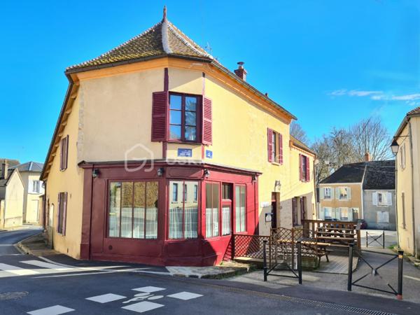 Cette crêperie pleine de charme et de caractère offre une opportunité rare de reprise dans un cadre agréable et recherché. Niché dans un environnement convivial, cet établissement séduit par son atmosphère chaleureuse et son cachet authentique qui en font un lieu apprécié des habitants locaux et des communes environnantes ainsi que les nombreux visiteurs venus découvrir le Château de Chamarande, situé à quelques pas. Proche également de la gare, sa situation constitue un véritable atout. La commune de Chamarande est reconnue pour son domaine départemental attirant promeneurs et amateurs de culture ainsi que de nombreux randonneurs
Vous y trouverez une surface d’environ 100 m² (+cave et terrasse). Composé d’une salle de restauration, d’un coin sanitaire, d’une cuisine équipée, local de rangement et une cave,
L’établissement se prête à la poursuite d’une activité de restauration, tout en laissant la possibilité de développer un autre concept culinaire. Il y a un gros potentiel de développement. 
Une belle opportunité pour donner vie à votre projet dans un environnement privilégié.