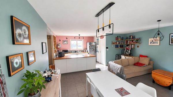 maison de 92 m2 avec trois chambres et un bureau situé a Saint Quentin de Baron sur un terrain de 440m2 proche de toute commodité