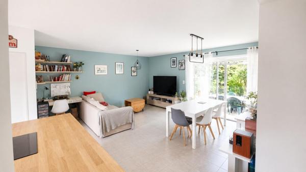 maison de 92 m2 avec trois chambres et un bureau situé a Saint Quentin de Baron sur un terrain de 440m2 proche de toute commodité