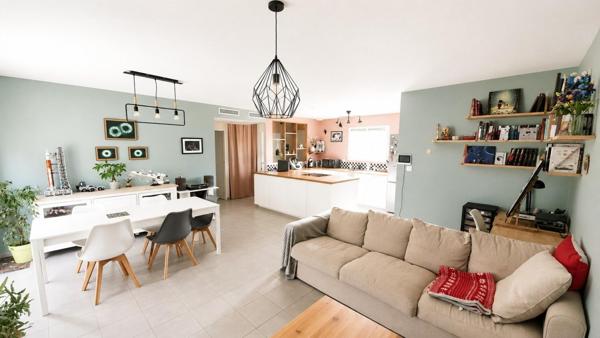 maison de 92 m2 avec trois chambres et un bureau situé a Saint Quentin de Baron sur un terrain de 440m2 proche de toute commodité