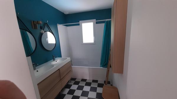 maison de 92 m2 avec trois chambres et un bureau situé a Saint Quentin de Baron sur un terrain de 440m2 proche de toute commodité