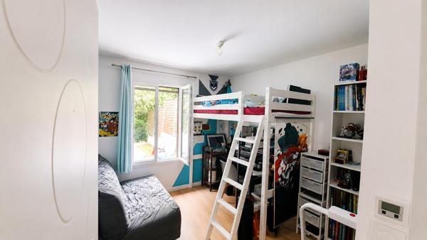 maison de 92 m2 avec trois chambres et un bureau situé a Saint Quentin de Baron sur un terrain de 440m2 proche de toute commodité