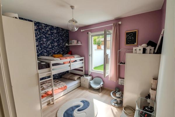 maison de 92 m2 avec trois chambres et un bureau situé a Saint Quentin de Baron sur un terrain de 440m2 proche de toute commodité