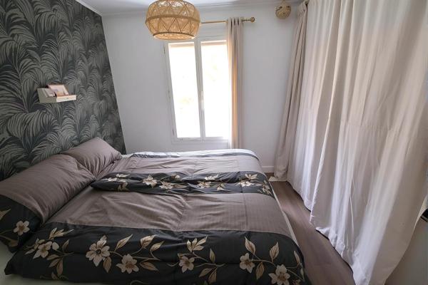 maison de 92 m2 avec trois chambres et un bureau situé a Saint Quentin de Baron sur un terrain de 440m2 proche de toute commodité