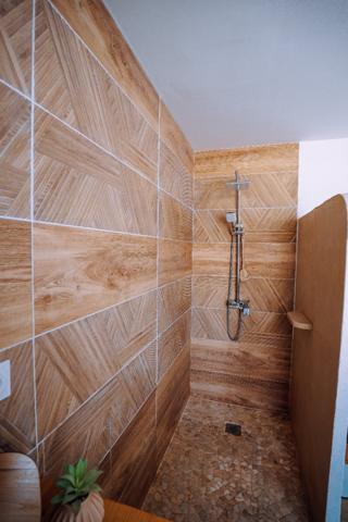 Maison entièrement rénovée, double garage et piscine