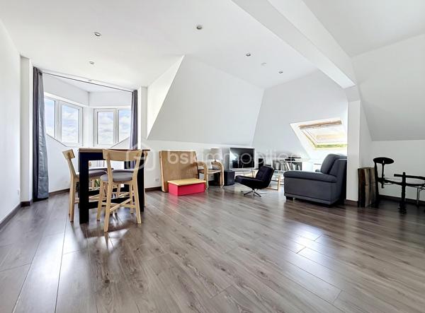 Nous vous proposons ce grand appartement de 2 pièces situé au dernier étage d'une résidence sécurisée avec ascenseur qui se compose d'une entrée avec rangements, un séjour double, une belle cuisine équipée indépendante, une chambre avec ses rangements, une salle d'eau et un wc. L'appartement dispose d'un garage en sous-sol de 15m². Sa situation est idéale avec les commerces, le tramway, le bus et le Campus 2 à moins de 5 minutes à pieds ce qui en fait une opportunité rare pour un premier achat ou un investissement locatif. N'hésitez pas à contacter Mr Tirman Eric afin d'effectuer une visite.