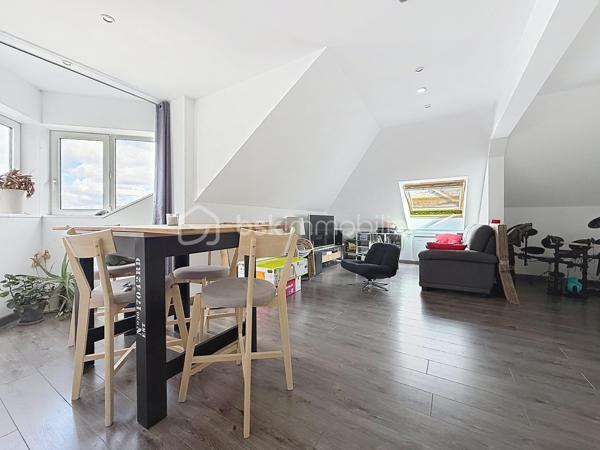Nous vous proposons ce grand appartement de 2 pièces situé au dernier étage d'une résidence sécurisée avec ascenseur qui se compose d'une entrée avec rangements, un séjour double, une belle cuisine équipée indépendante, une chambre avec ses rangements, une salle d'eau et un wc. L'appartement dispose d'un garage en sous-sol de 15m². Sa situation est idéale avec les commerces, le tramway, le bus et le Campus 2 à moins de 5 minutes à pieds ce qui en fait une opportunité rare pour un premier achat ou un investissement locatif. N'hésitez pas à contacter Mr Tirman Eric afin d'effectuer une visite.