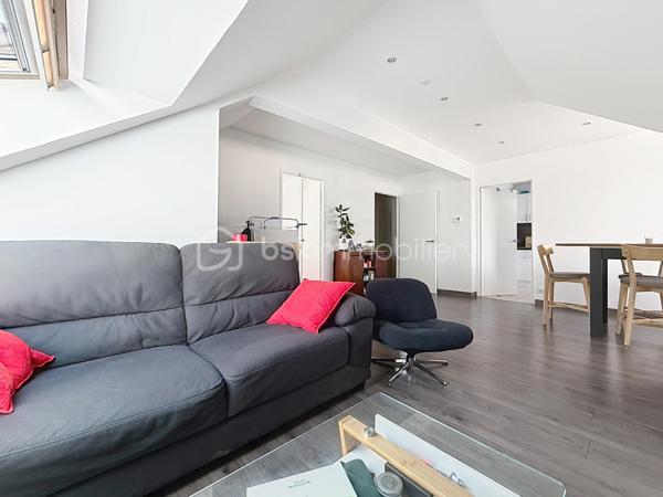 Nous vous proposons ce grand appartement de 2 pièces situé au dernier étage d'une résidence sécurisée avec ascenseur qui se compose d'une entrée avec rangements, un séjour double, une belle cuisine équipée indépendante, une chambre avec ses rangements, une salle d'eau et un wc. L'appartement dispose d'un garage en sous-sol de 15m². Sa situation est idéale avec les commerces, le tramway, le bus et le Campus 2 à moins de 5 minutes à pieds ce qui en fait une opportunité rare pour un premier achat ou un investissement locatif. N'hésitez pas à contacter Mr Tirman Eric afin d'effectuer une visite.