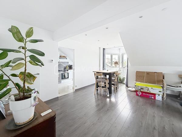 Nous vous proposons ce grand appartement de 2 pièces situé au dernier étage d'une résidence sécurisée avec ascenseur qui se compose d'une entrée avec rangements, un séjour double, une belle cuisine équipée indépendante, une chambre avec ses rangements, une salle d'eau et un wc. L'appartement dispose d'un garage en sous-sol de 15m². Sa situation est idéale avec les commerces, le tramway, le bus et le Campus 2 à moins de 5 minutes à pieds ce qui en fait une opportunité rare pour un premier achat ou un investissement locatif. N'hésitez pas à contacter Mr Tirman Eric afin d'effectuer une visite.