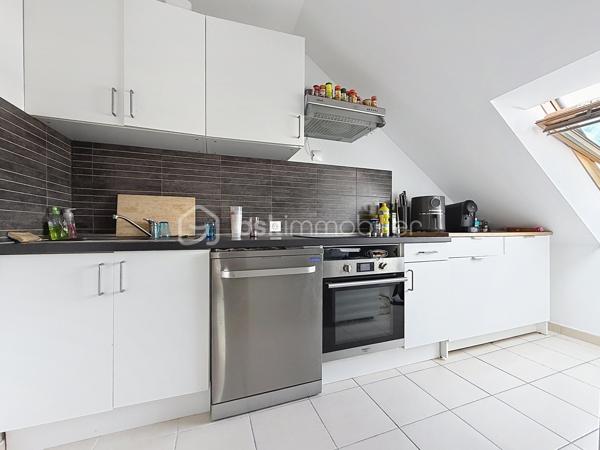Nous vous proposons ce grand appartement de 2 pièces situé au dernier étage d'une résidence sécurisée avec ascenseur qui se compose d'une entrée avec rangements, un séjour double, une belle cuisine équipée indépendante, une chambre avec ses rangements, une salle d'eau et un wc. L'appartement dispose d'un garage en sous-sol de 15m². Sa situation est idéale avec les commerces, le tramway, le bus et le Campus 2 à moins de 5 minutes à pieds ce qui en fait une opportunité rare pour un premier achat ou un investissement locatif. N'hésitez pas à contacter Mr Tirman Eric afin d'effectuer une visite.