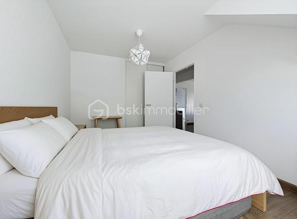 Nous vous proposons ce grand appartement de 2 pièces situé au dernier étage d'une résidence sécurisée avec ascenseur qui se compose d'une entrée avec rangements, un séjour double, une belle cuisine équipée indépendante, une chambre avec ses rangements, une salle d'eau et un wc. L'appartement dispose d'un garage en sous-sol de 15m². Sa situation est idéale avec les commerces, le tramway, le bus et le Campus 2 à moins de 5 minutes à pieds ce qui en fait une opportunité rare pour un premier achat ou un investissement locatif. N'hésitez pas à contacter Mr Tirman Eric afin d'effectuer une visite.