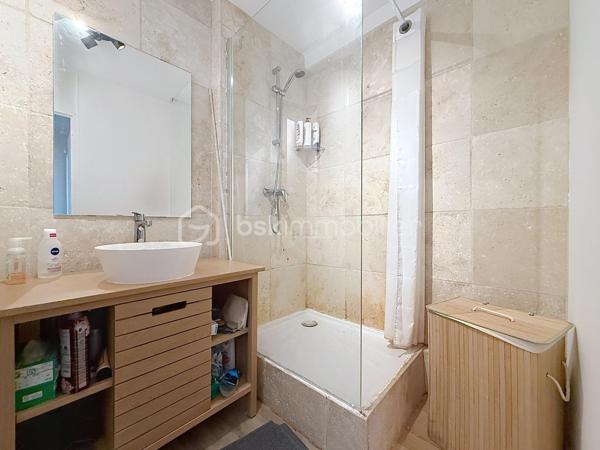 Nous vous proposons ce grand appartement de 2 pièces situé au dernier étage d'une résidence sécurisée avec ascenseur qui se compose d'une entrée avec rangements, un séjour double, une belle cuisine équipée indépendante, une chambre avec ses rangements, une salle d'eau et un wc. L'appartement dispose d'un garage en sous-sol de 15m². Sa situation est idéale avec les commerces, le tramway, le bus et le Campus 2 à moins de 5 minutes à pieds ce qui en fait une opportunité rare pour un premier achat ou un investissement locatif. N'hésitez pas à contacter Mr Tirman Eric afin d'effectuer une visite.