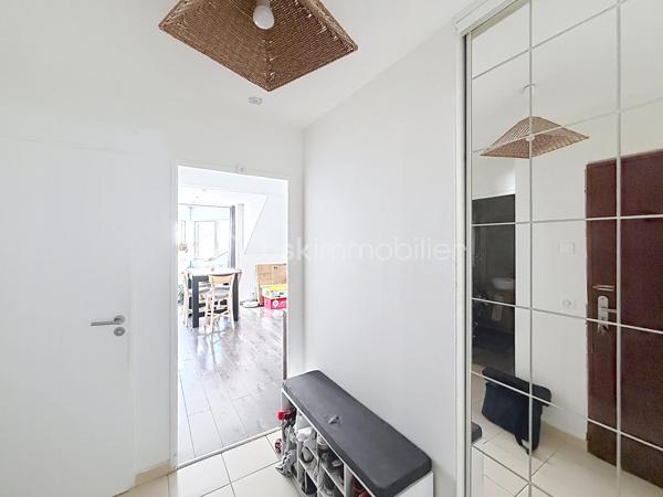 Nous vous proposons ce grand appartement de 2 pièces situé au dernier étage d'une résidence sécurisée avec ascenseur qui se compose d'une entrée avec rangements, un séjour double, une belle cuisine équipée indépendante, une chambre avec ses rangements, une salle d'eau et un wc. L'appartement dispose d'un garage en sous-sol de 15m². Sa situation est idéale avec les commerces, le tramway, le bus et le Campus 2 à moins de 5 minutes à pieds ce qui en fait une opportunité rare pour un premier achat ou un investissement locatif. N'hésitez pas à contacter Mr Tirman Eric afin d'effectuer une visite.