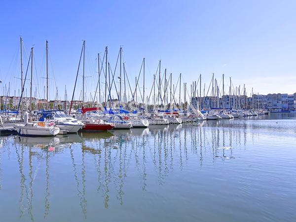 Grand appartement en duplex 5 pièces de 82 m2 avec vue port & mer dans résidence sécurisée avec gardien à l'année, ascenseur, place de parking & local à vélos,Gruissan 11430