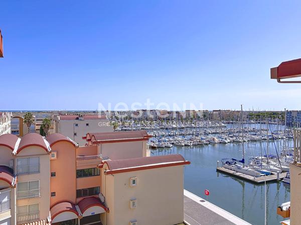 Grand appartement en duplex 5 pièces de 82 m2 avec vue port & mer dans résidence sécurisée avec gardien à l'année, ascenseur, place de parking & local à vélos,Gruissan 11430